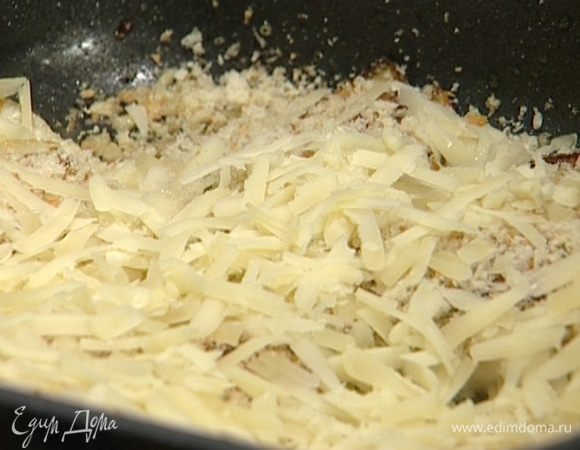 Присыпать цикорий домашними сухарями, натертым сыром и запекать в разогретой духовке 30 минут.