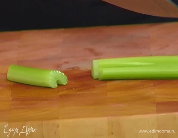 Сельдерей порезать большими кусочками.