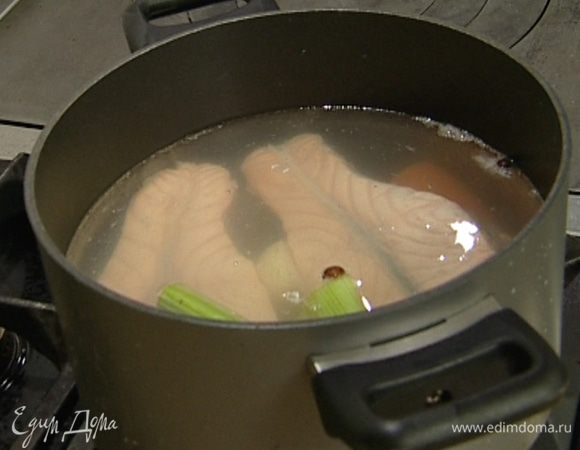 Уложить овощи в глубокую кастрюлю, туда же отправить семгу, добавить лавровый лист и душистый перец.