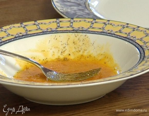 Оставшееся яйцо взбить вилкой, добавить по щепотке соли и перца.