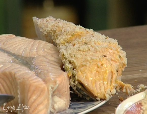 Обмакнуть рыбу в яйцо, затем обвалять в сухарях.