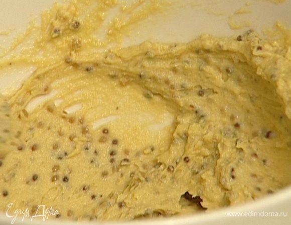 Приготовить соус тартар: вареные желтки протереть через сито, добавить горчицу, оливковое масло, лимонный сок, щепотку соли и взбить венчиком до кремообразного состояния.