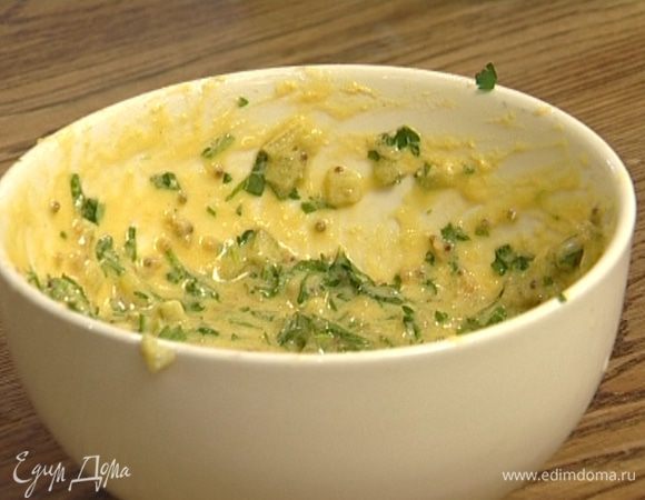 Добавить нарезанные огурцы, зелень, все перемешать. Если соус окажется слишком густым, влить еще немного оливкового масла. Подавать семгу с соусом тартар.