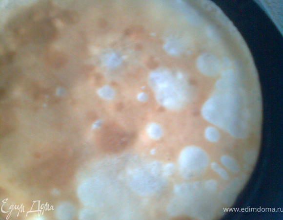 Выпекаем блины. С одной стороны он должен зазолотиться, затем перевернуть на другую сторону и жарить несколько секунд.