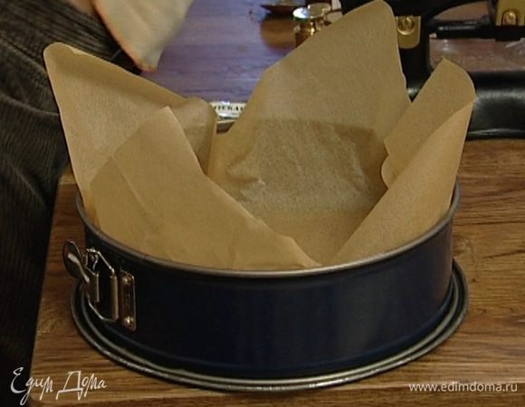 Форму для выпечки смазать сливочным маслом, выстелить бумагой для выпечки, бумагу также смазать маслом.