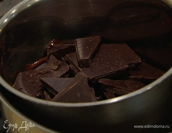 Шоколад растопить на водяной бане.