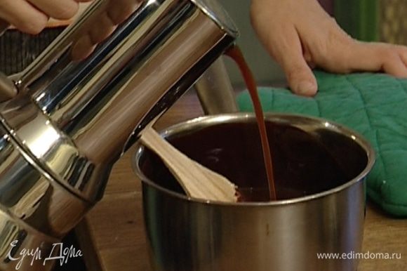Влить в растопленный шоколад кофе, 2–3 минуты не трогать, затем осторожно перемешать.