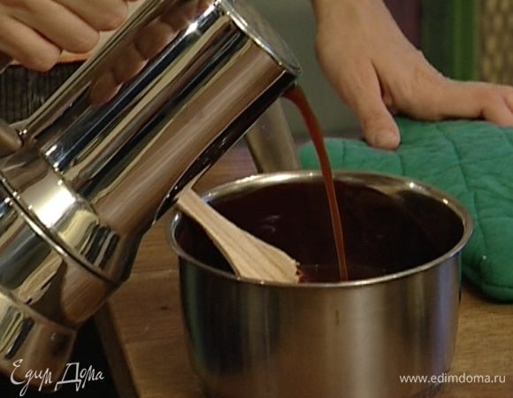 Влить в растопленный шоколад кофе, 2–3 минуты не трогать, затем осторожно перемешать.