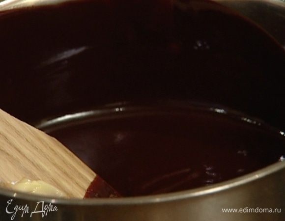 Добавить 140 г сливочного масла, помешивать, пока масло не растворится.