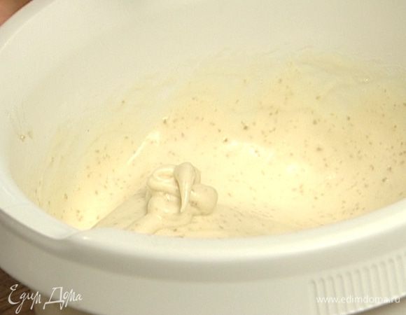 Не переставая взбивать, всыпать коричневый сахар.