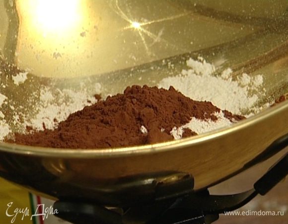 Разрыхлитель смешать с 3 ст. ложками какао и мукой и просеять через сито.