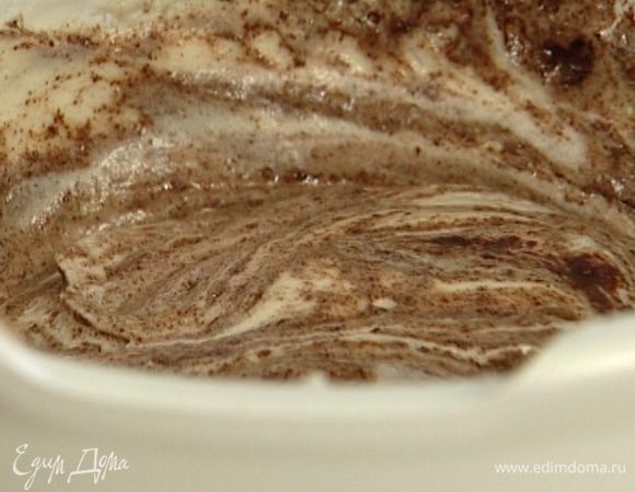 В слегка остывший шоколад ввести желтки, затем смешать шоколадную массу с белками.