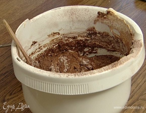 Добавить муку с какао и мускатный орех, все перемешать — тесто должно быть легким и воздушным.