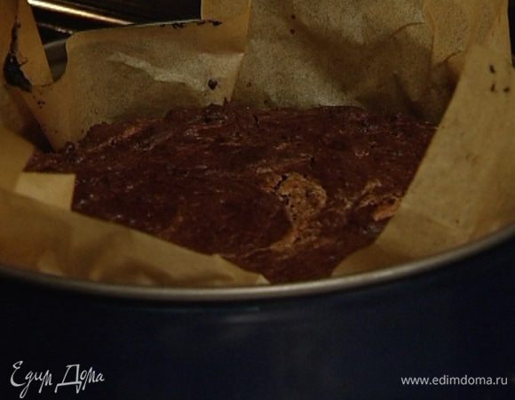 Выложить в форму тесто и выпекать в разогретой духовке 35 минут.