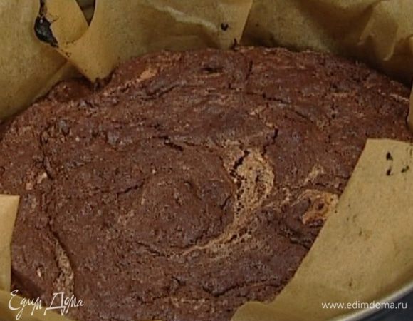 Готовый торт остудить, вынуть из формы и посыпать какао.