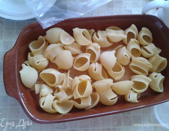 Отварить куриную грудку. В бульоне отварить лумакони. Откинуть на дуршлаг и высипать в подогретую посудину. 