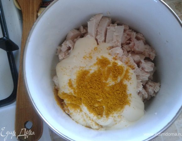 В то время когда варяться макарошки: Грудку порезать на очень мелкие кусочки. Залить домашним майонезом (3 ст л) и немного сыворотки от феты. чтобы "соус был жидковатым. Добавить куркуму и мускатный орех. 