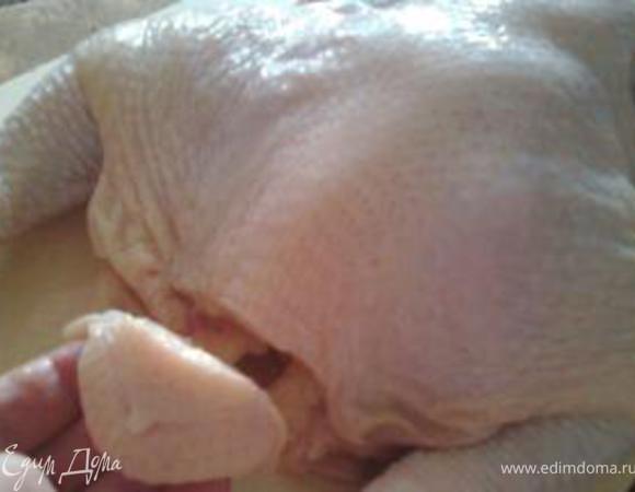 Теперь приступаем к самому сложному. Необходимо отделить кожу от курицы. 
Сначала нужно отрезать попку курицы, чтобы можно было подобраться к коже.