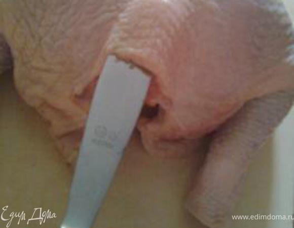 Начинаем ножом аккуратно отделять