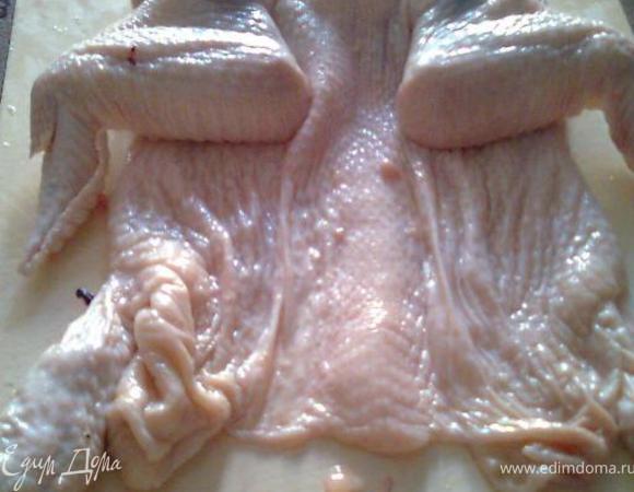 Ножки тоже нужно отделить. Кость можно перерезать с помощью кухонных ножниц.