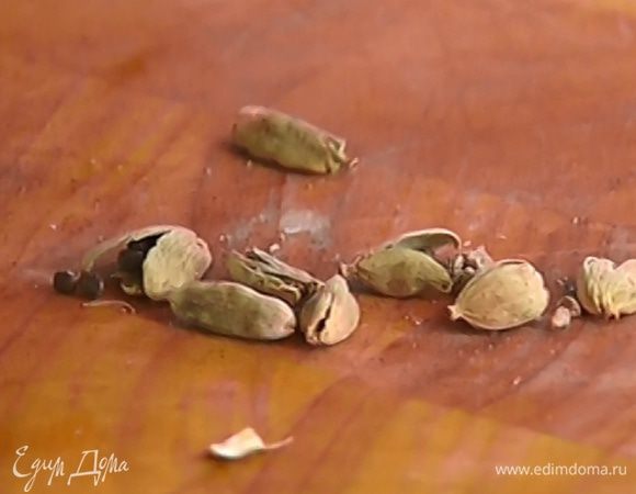 Кардамон растереть в ступке и высыпать в маленькую кастрюлю.