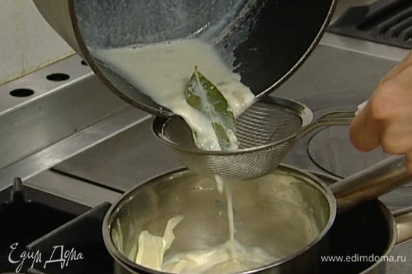 Добавить лавровые листья, влить молоко и максимально нагреть его, но не кипятить, затем процедить через сито и влить в растопленный шоколад.
