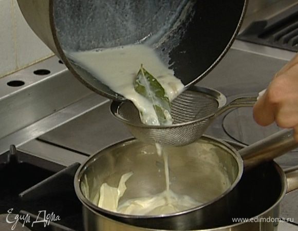 Добавить лавровые листья, влить молоко и максимально нагреть его, но не кипятить, затем процедить через сито и влить в растопленный шоколад.