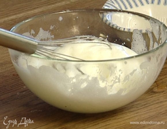 Предварительно охлажденные белки взбить в крепкую пену. 
