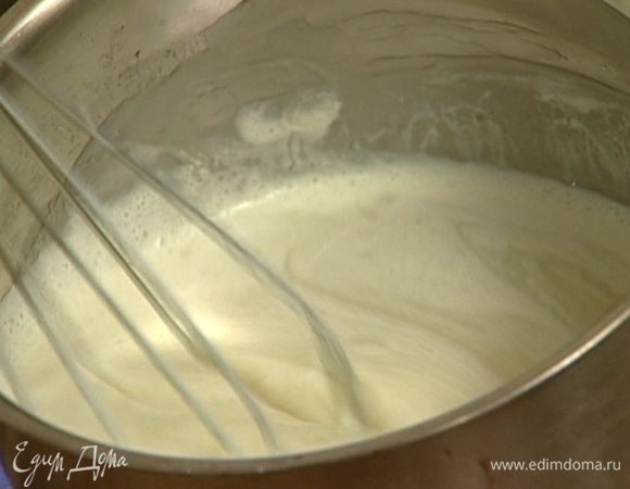 Сливки слегка взбить и, непрерывно помешивая, добавить в шоколад с молоком. 