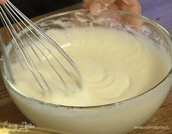 Продолжая помешивать, ввести в шоколадно-сливочную массу белки. 