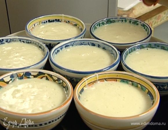 Выложить мусс в небольшие креманки и поставить на 4 часа в холодильник. Остывший мусс присыпать какао. 