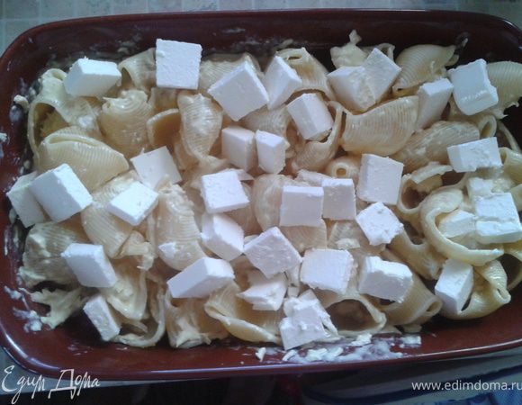 Выкладываем фету на макарошки