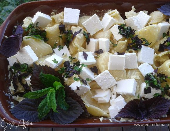 Посыпаем измельченным базиликом и мятой