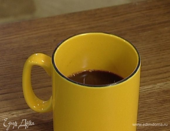 Влить в бокал горячий кофе, добавить сахар и перемешать. 