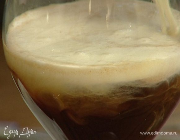 Очень осторожно, по лезвию ножа или по ложке, влить сливки, чтобы их слой остался сверху. 