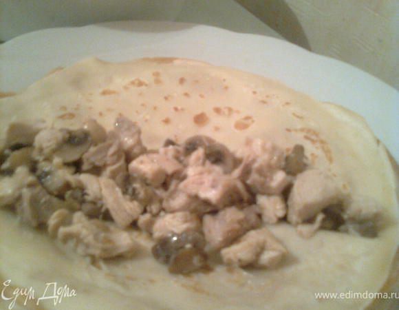 Теперь самое интересное. Фаршировка.
на блин выкладываем немного начинки и... 