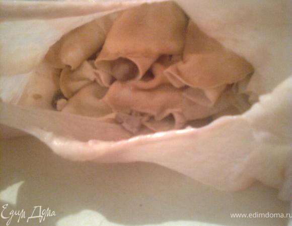 Таким образом заполняем всю курицу. Чем больше будет в ней таких рулетов - тем вкуснее. Ножки тоже нужно заполнить: просто берем рулетик, складываем его пополам и в ножку.