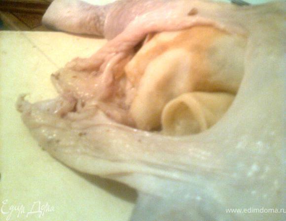 После того как вся курица будет заполнена ее нужно зашить, сначала горлышко, потом низ.