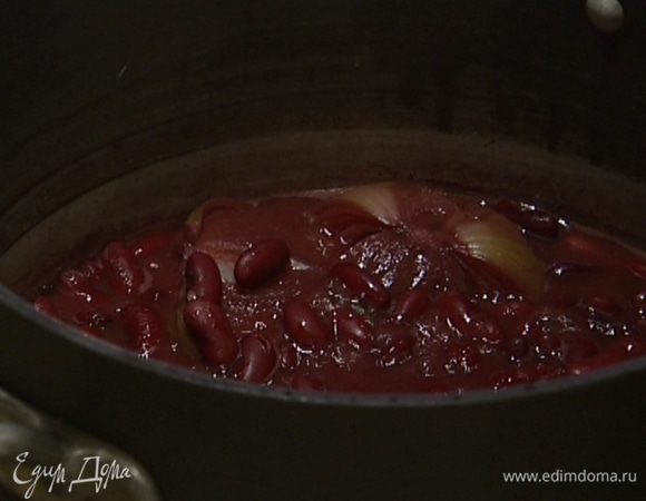 Не сливая воду из фасоли, добавить лук, тимьян и лавровый лист и на медленном огне варить не менее 2 часов, в конце варки добавить соль. Фасоль должна набухнуть, но не растрескаться.