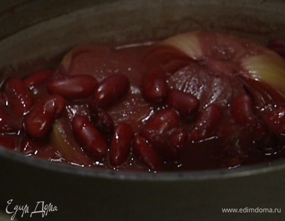 Лук, тимьян и лавровый лист вынуть, откинуть фасоль на дуршлаг, воду сохранить. Фасоль накрыть крышкой, чтобы она не подсыхала.