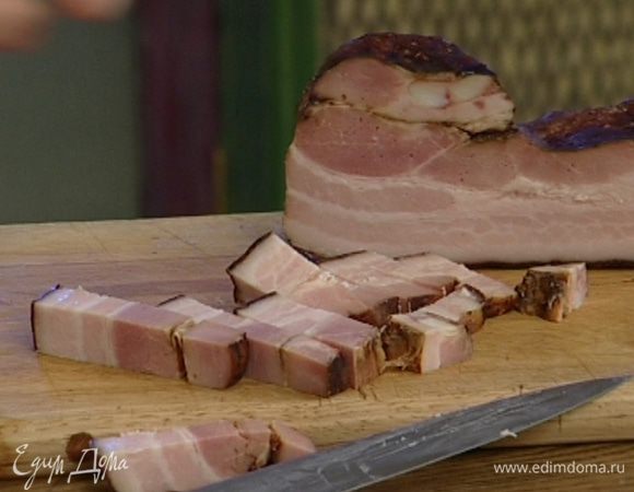 Грудинку и ветчину крупно нарезать.