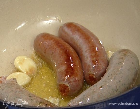 Растопить в глубокой сковороде сливочное масло и обжарить грудинку, ветчину и колбаски, не подрумянивая слишком сильно.