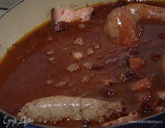 Добавить фасоль, вино и около 4 стаканов воды, в которой варилась фасоль.