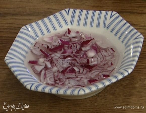 Лук мелко нарезать и обдать кипятком.