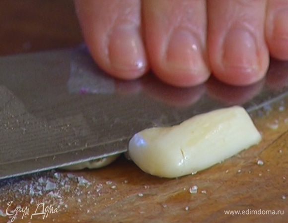 Чеснок почистить, раздавить плоской стороной ножа и растереть в пасту со щепоткой соли.