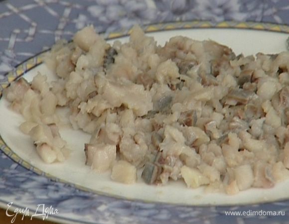 Селедку нарезать небольшими кусочками.