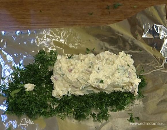 Завернуть селедочное масло в фольгу и положить на 2 часа в холодильник.