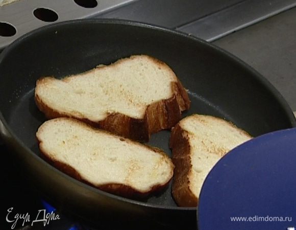 Хлеб нарезать и поджарить на сухой сковороде, в тостере или духовке.