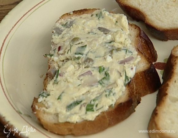 Подавать гренки с селедочным маслом.