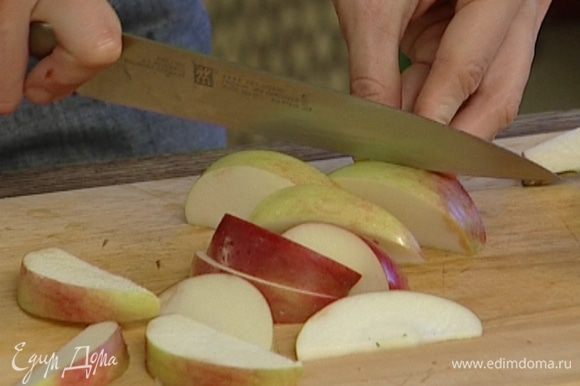 Каждое яблоко, удалив сердцевину, разрезать на 8−10 долек.